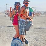 Couple sur un Segway lors du Burning Man