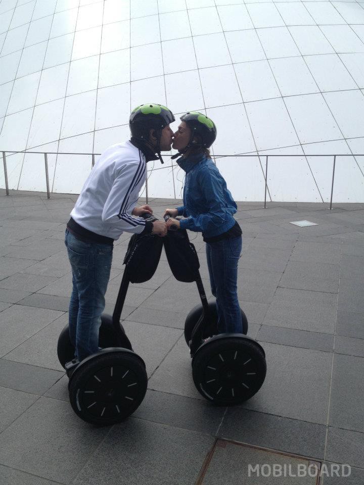 couple baiser à gyropode au Luxembourg