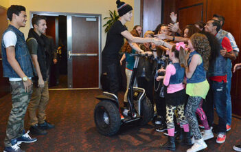 Justin Bieber rencontre ses fans en Segway