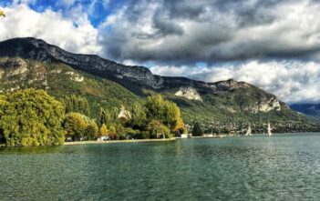 Visiter Annecy - paysage et lac en Segway