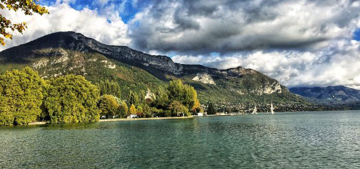 Visiter Annecy - paysage et lac en Segway