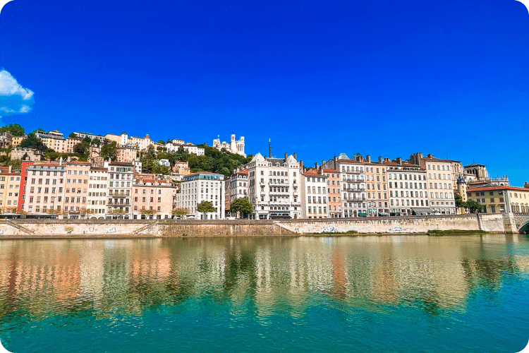 Vacances d’été à Lyon : que faire et que voir ? Vacances d'été à Lyon : vue sur les quais de Saône et la basilique de Fourvière à Lyon en été