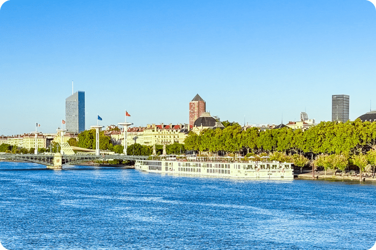 Quais et péniches le long du Rhône à Lyon