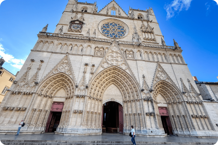 Façade gothique de la cathédrale Saint-Jean dans le Vieux-Lyon