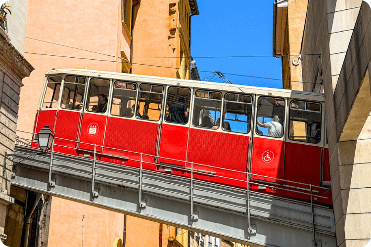 Funiculaire rouge reliant le Vieux-Lyon à la colline de Fourvière