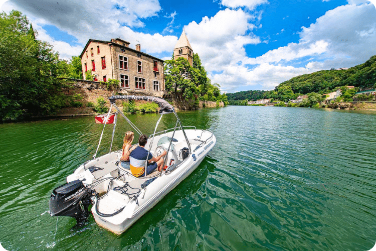 Couple à bord d'un bateau électrique sans permis sur la Saône