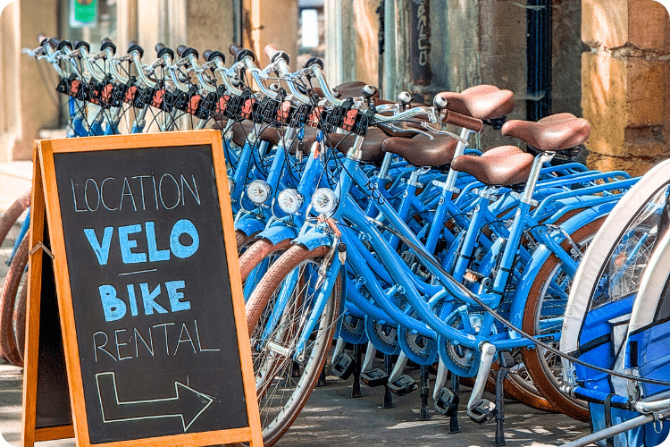 Vélos de location alignés devant une agence à Lyon