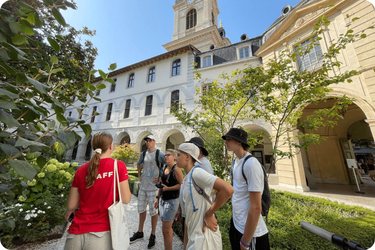 Groupe en visite guidée à pied avec un guide Mobilboard à Lyon