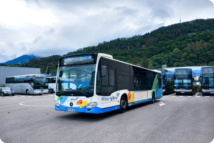 Visiter Annecy l'été sans voiture : prendre le bus
