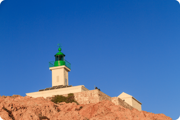 Phare de la Pietra au coucher du soleil à L'Île-Rousse, Corse